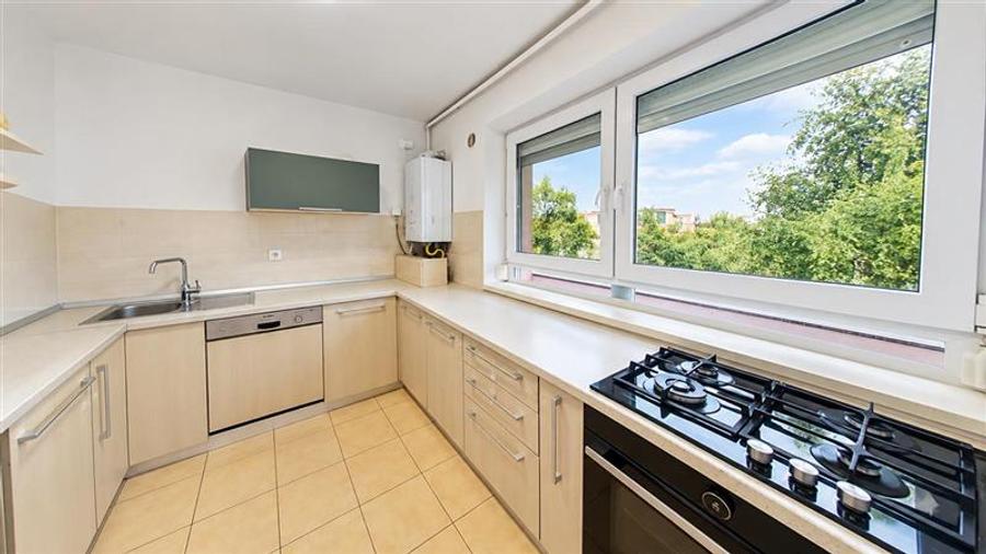 Apartament cu 3 camere decomandat, mobilat în Avantgarden