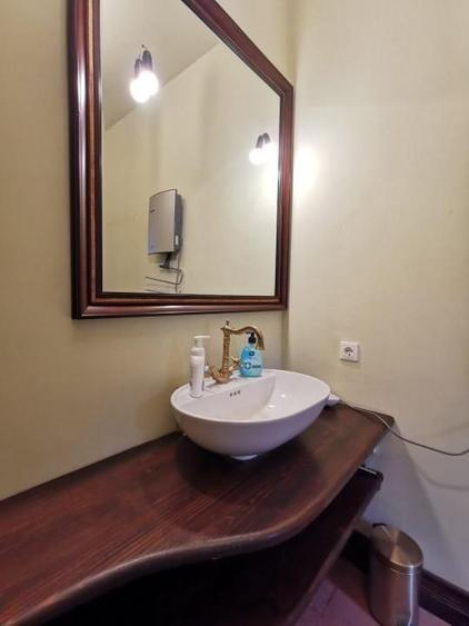 Casă individuală cu 6 camere decomandat cu Canalizare în Central