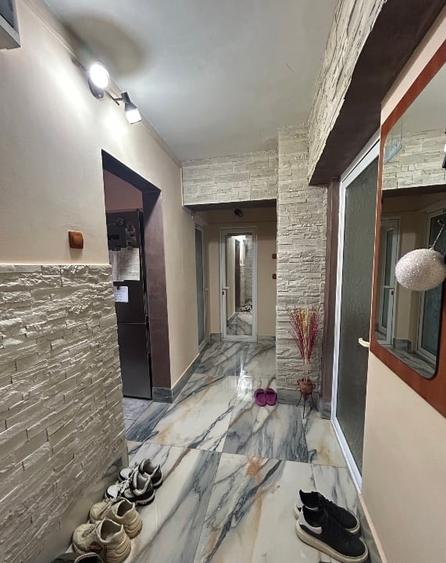 Apartament cu 3 camere decomandat, mobilat în Central