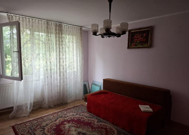 Apartament cu 3 camere semidecomandat în Rahova