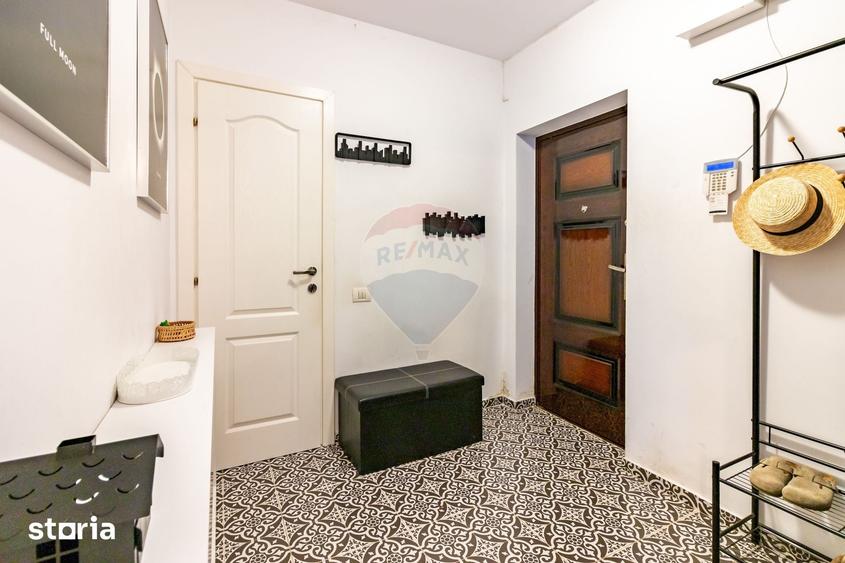 Casă cu 8 camere cu Teren 695 Mp în Andronache