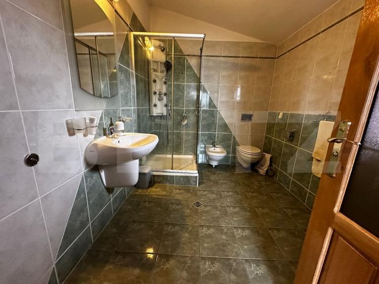 Casă individuală cu 8 camere cu Canalizare în Cetate
