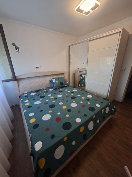 Apartament cu 3 camere semidecomandat în Craiovei