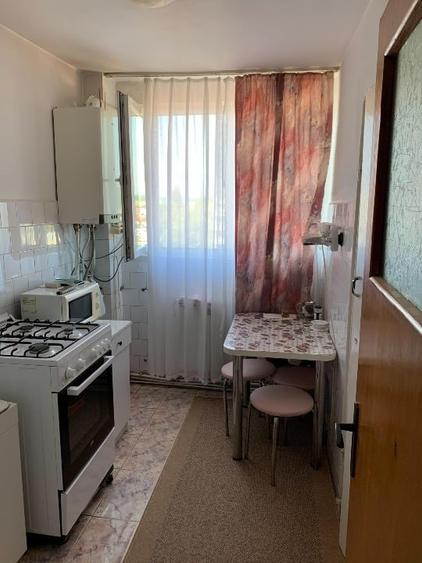 Apartament cu 3 camere semidecomandat în 1 Mai
