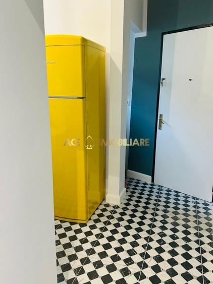 Apartament cu 4 camere semidecomandat, mobilat în Victoriei
