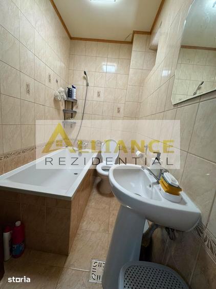 Casă cu 8 camere cu Teren 1086 Mp în Frumușani