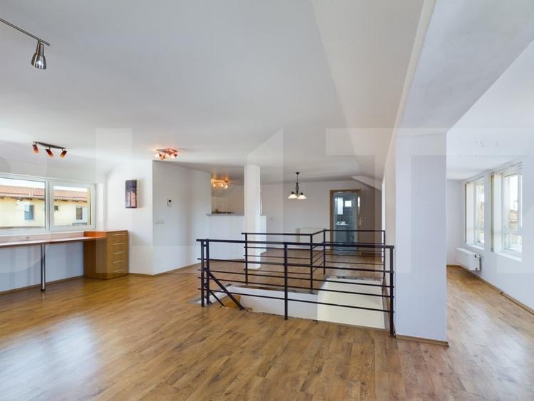 Apartament cu 4 camere semidecomandat, mobilat în Girocului — fotografia 1