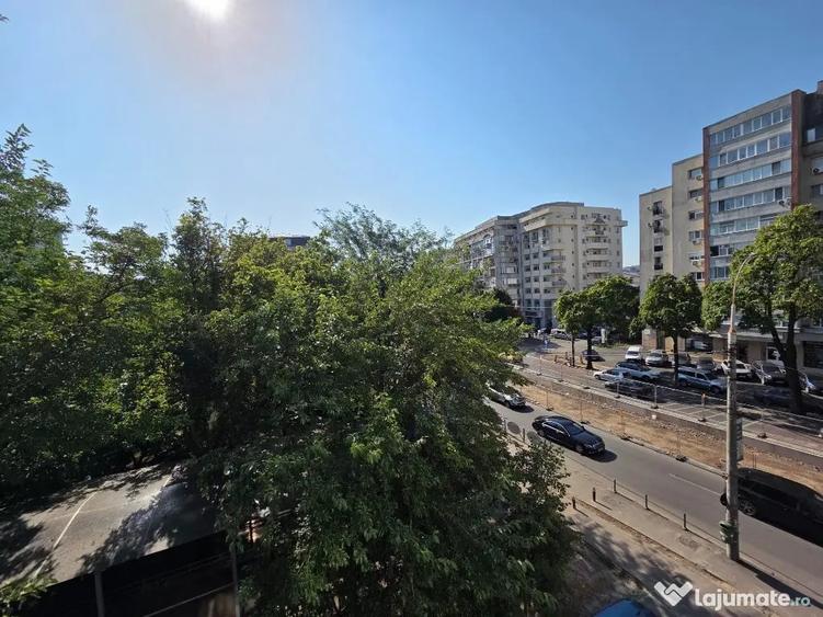 Apartament cu 3 camere semidecomandat în Domenii