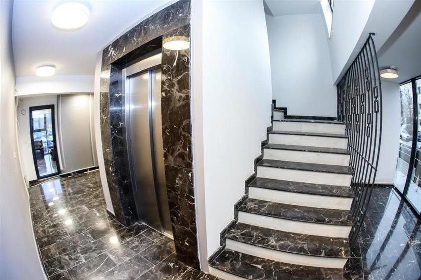 Apartament cu 3 camere semidecomandat în Podul de Fier