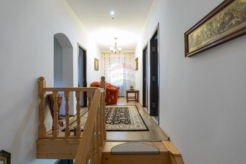 Casă individuală cu 8 camere cu Canalizare în Luncani