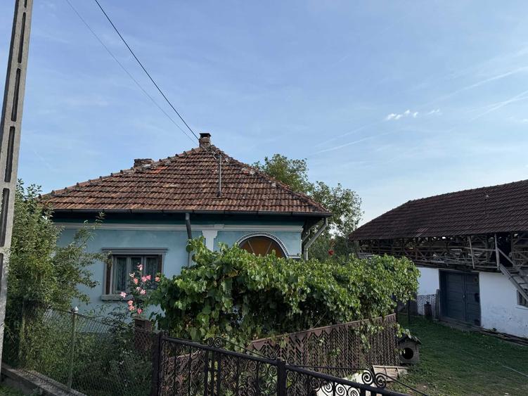 Casă cu 4 camere în Bunești