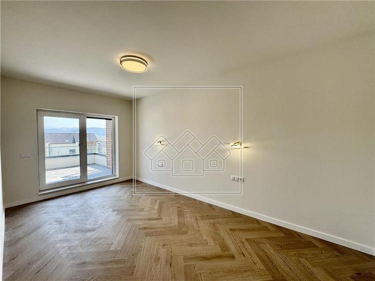 Penthouse cu 3 camere semidecomandat în Exterior Vest