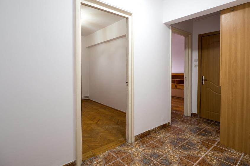 Apartament cu 3 camere decomandat, mobilat în Titan