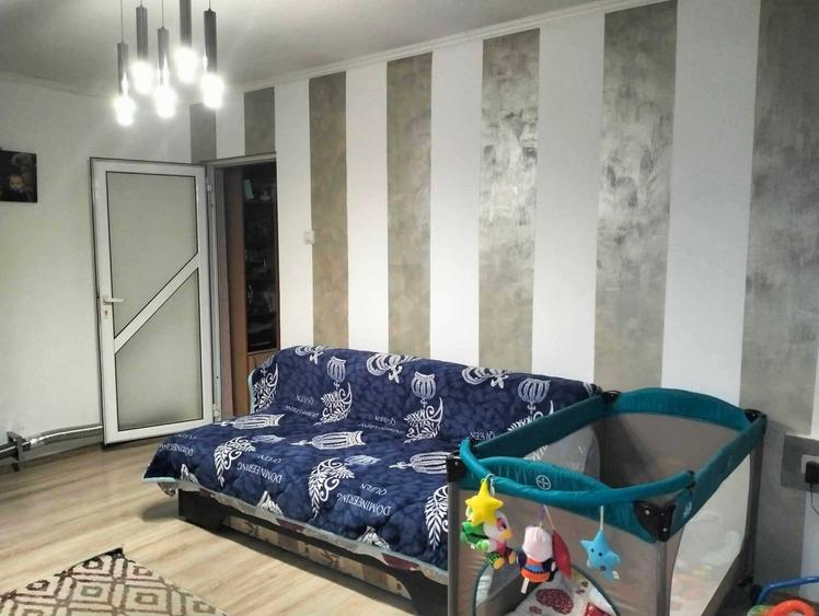 Apartament cu 3 camere semidecomandat în Nămoloasa
