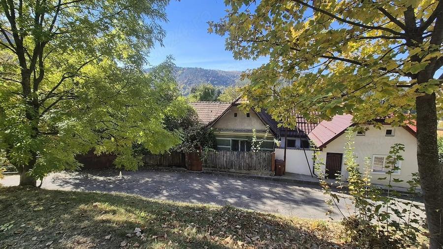 Teren de 1295 mp, în Schei