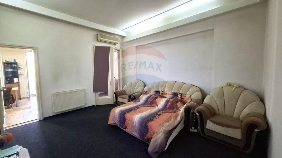 Apartament cu 4 camere semidecomandat în P-ța Victoriei