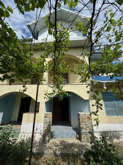 Casă individuală cu 5 camere cu Teren 900 Mp în Berești