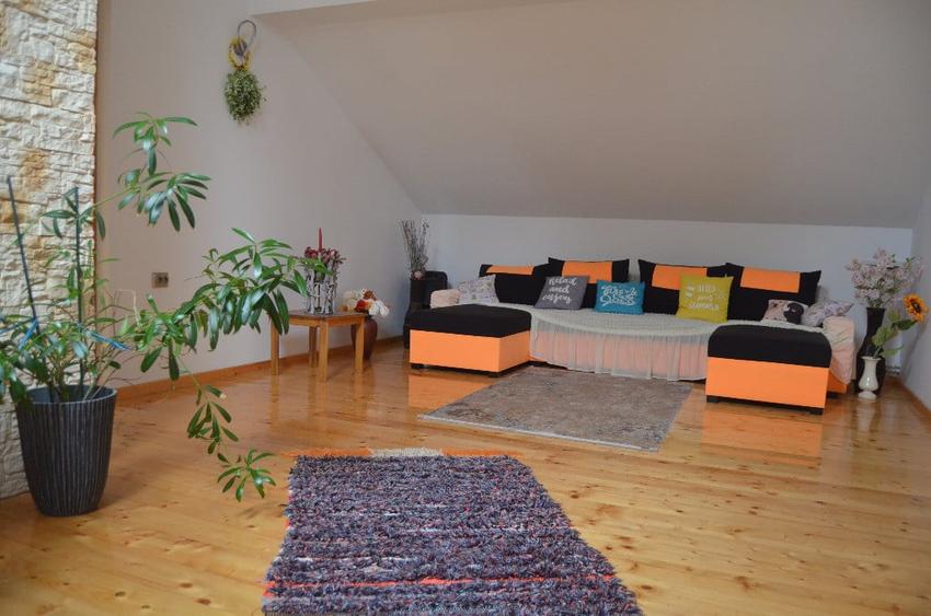 Casă cu 8 camere cu Teren 500 Mp în Central