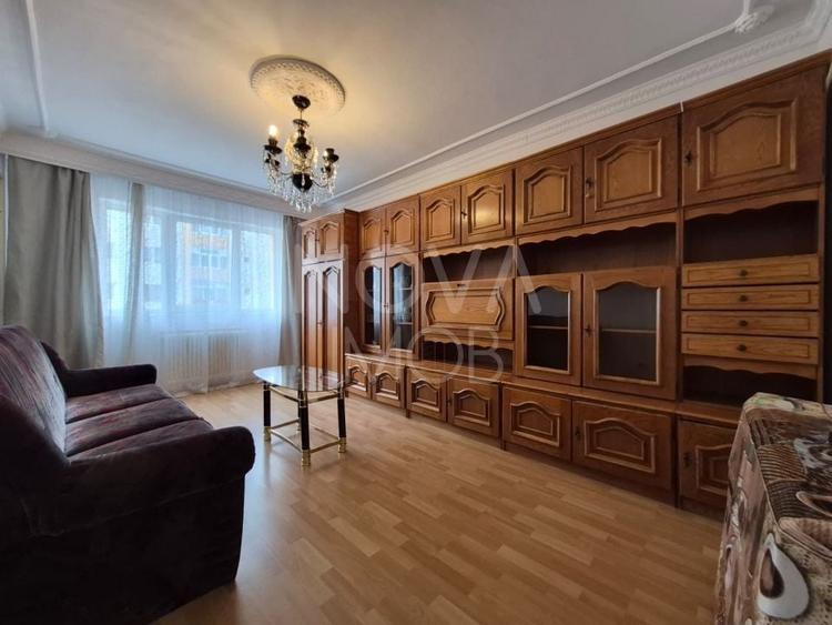 Apartament cu 3 camere decomandat, mobilat în Vasile Aaron