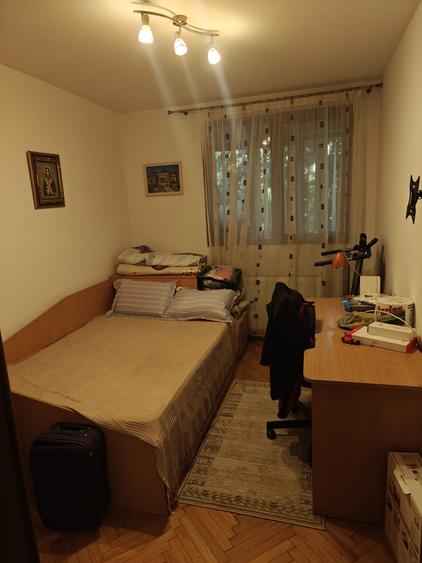 Apartament cu 4 camere semidecomandat în Titan