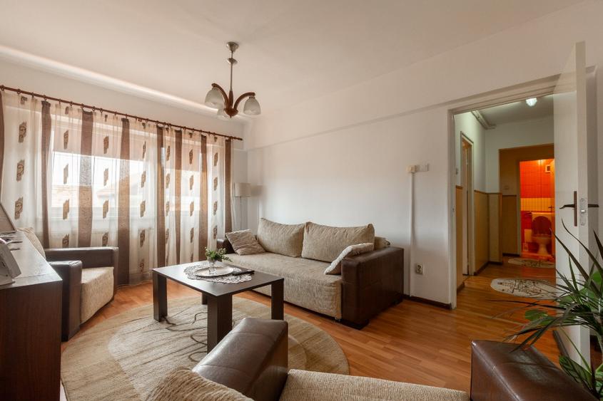 Apartament cu 4 camere decomandat în Vitrometan