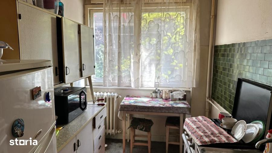 Apartament cu 3 camere semidecomandat în Iancului
