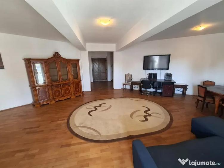 Apartament cu 3 camere decomandat în Boul Roșu