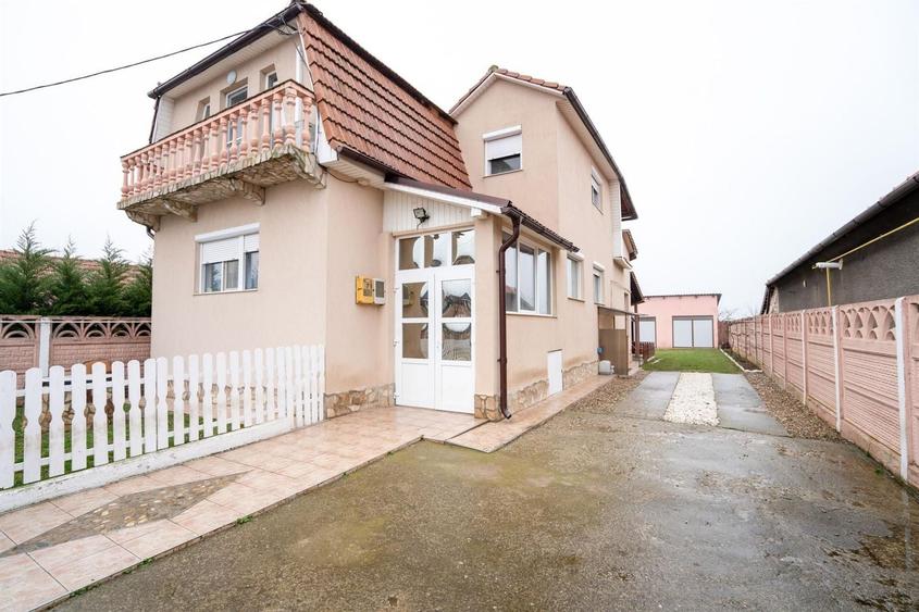 Casă individuală cu 4 camere cu Canalizare în Sântandrei