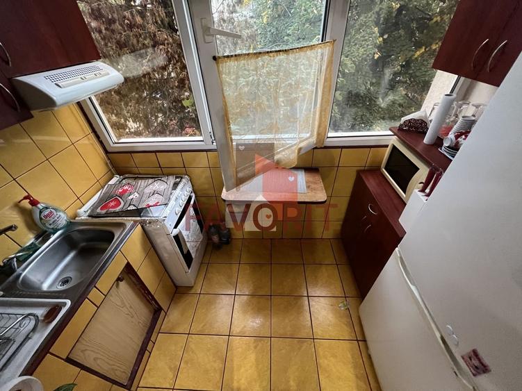 Apartament cu 3 camere decomandat în Aradului