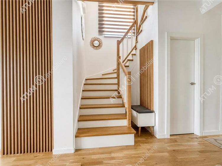 Duplex cu 5 camere cu Canalizare în Cristian