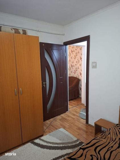 Apartament cu 2 camere semidecomandat în Craiovița Nouă