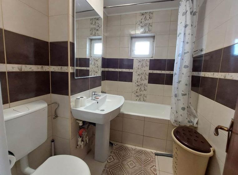 Apartament cu 3 camere decomandat, mobilat în Costin Georgian