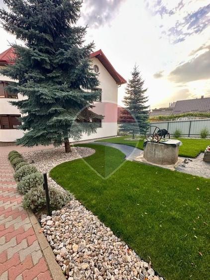 Casă individuală cu 8 camere cu Teren 3000 Mp în Burdujeni