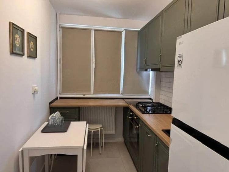 Apartament cu 3 camere semidecomandat în Tineretului