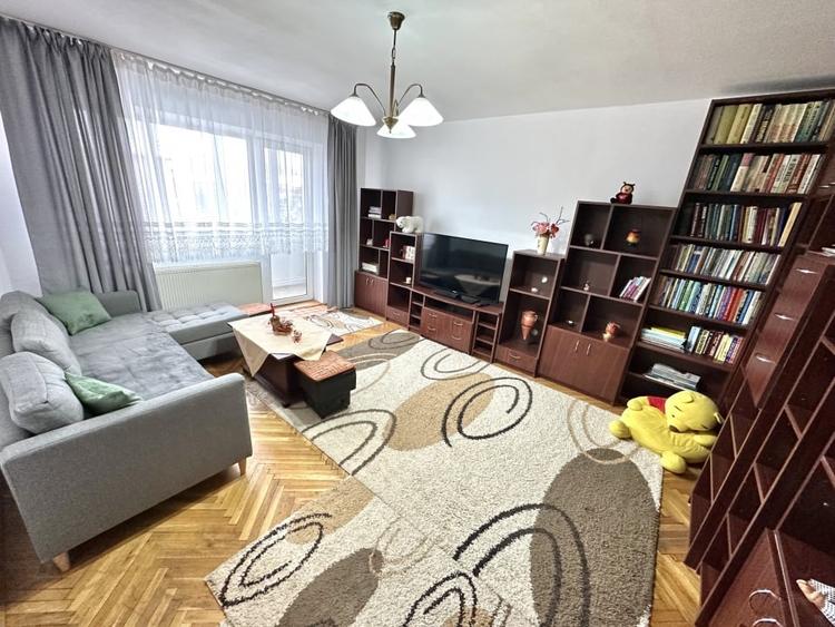 Apartament cu 3 camere decomandat, mobilat în Cetate