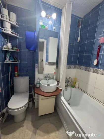 Apartament cu 4 camere semidecomandat în Craiovița Nouă