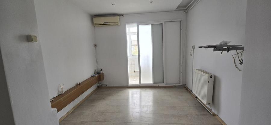 Apartament cu 3 camere decomandat în Micro 6