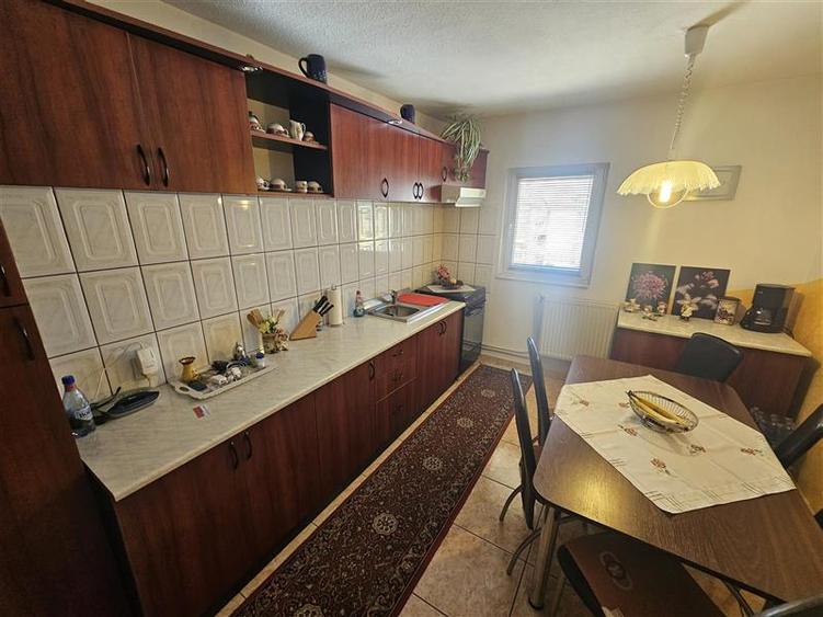 Apartament cu 3 camere decomandat, mobilat în Micro IV