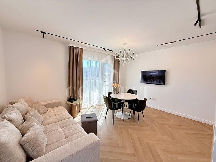 Apartament cu 3 camere semidecomandat, mobilat în Florești