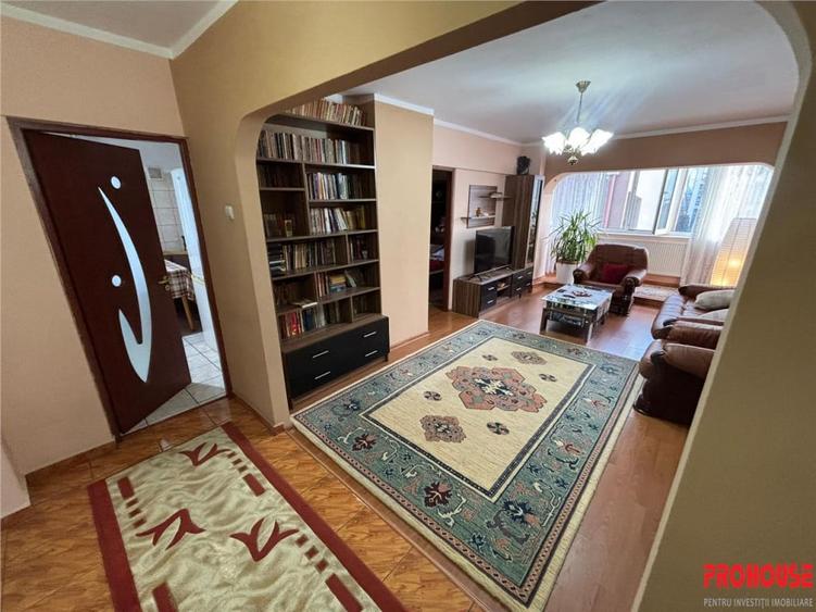 Apartament cu 3 camere decomandat, mobilat în Ultracentral