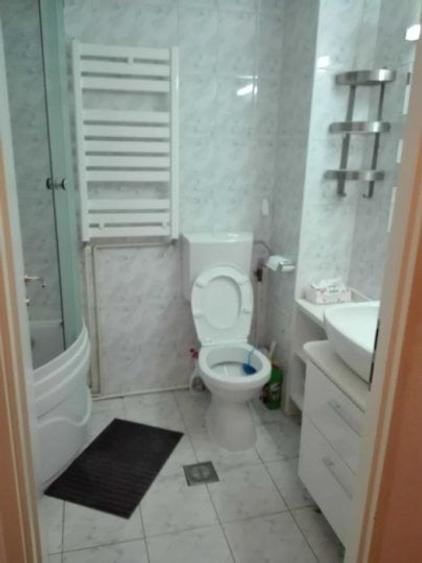 Apartament cu 3 camere semidecomandat, mobilat în Lacul Tei