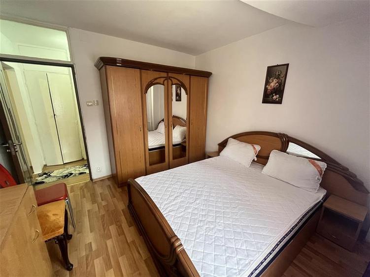 Apartament cu 2 camere semidecomandat, mobilat în Tei