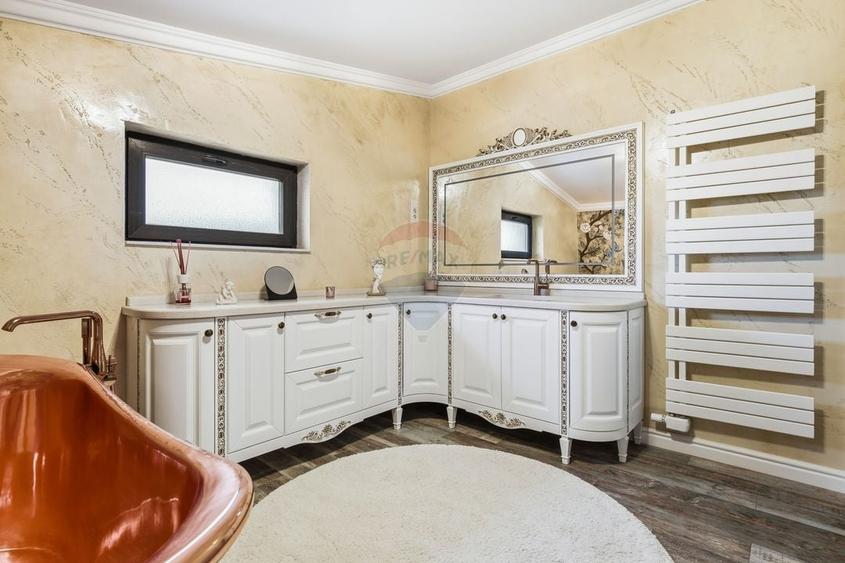 Casă individuală cu 7 camere cu Teren 384 Mp în Hlincea