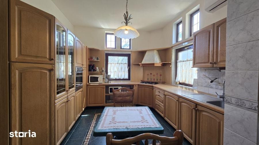 Casă cu 9 camere cu Teren 540 Mp în Central