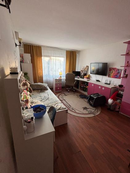 Apartament cu 3 camere decomandat, mobilat în Nicolina
