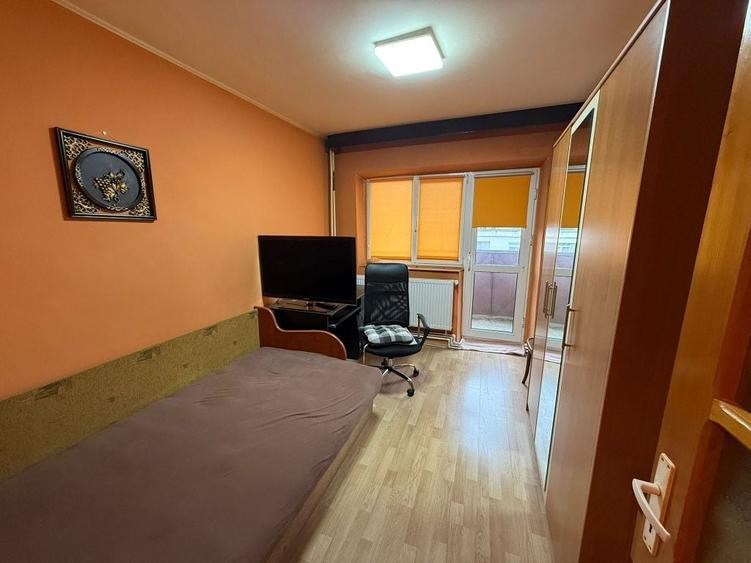 Apartament cu 3 camere semidecomandat în Unirii Sud