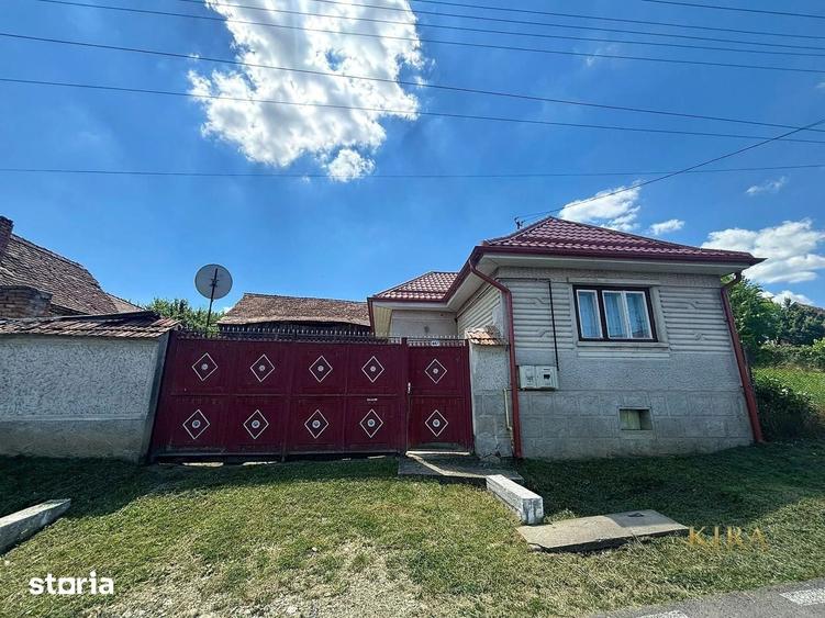 Casă cu 3 camere semidecomandat cu Teren 1600 Mp în Cincu