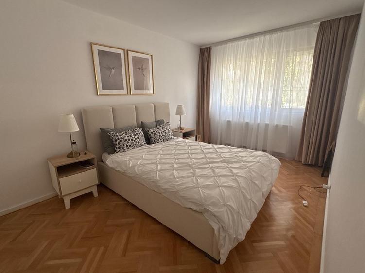 Apartament cu 3 camere semidecomandat în Berceni