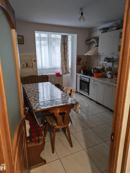 Apartament cu 4 camere semidecomandat, mobilat în Central
