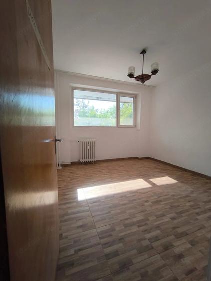 Apartament cu 3 camere decomandat în Valea Ialomiței